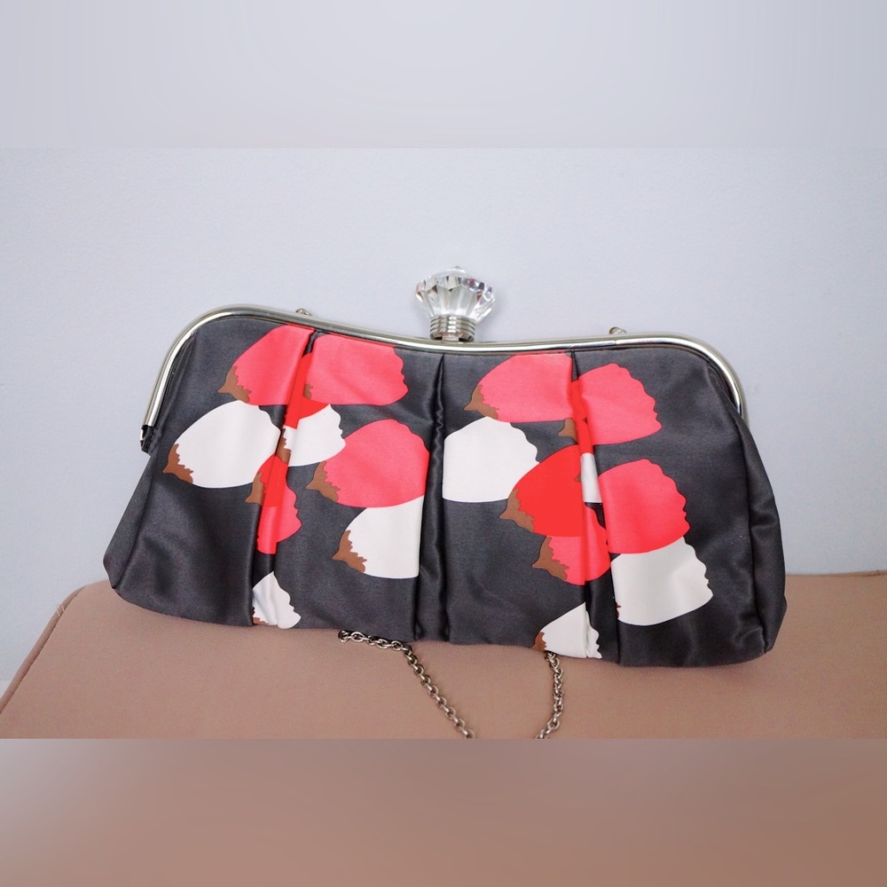 Evening bag with chain